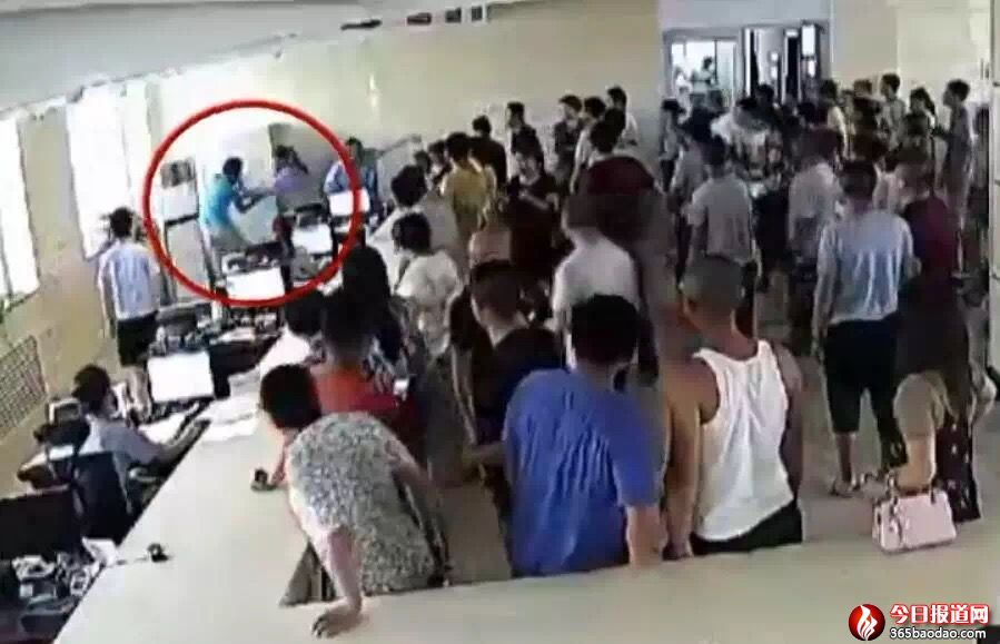 女警近身擒逃犯.jpg