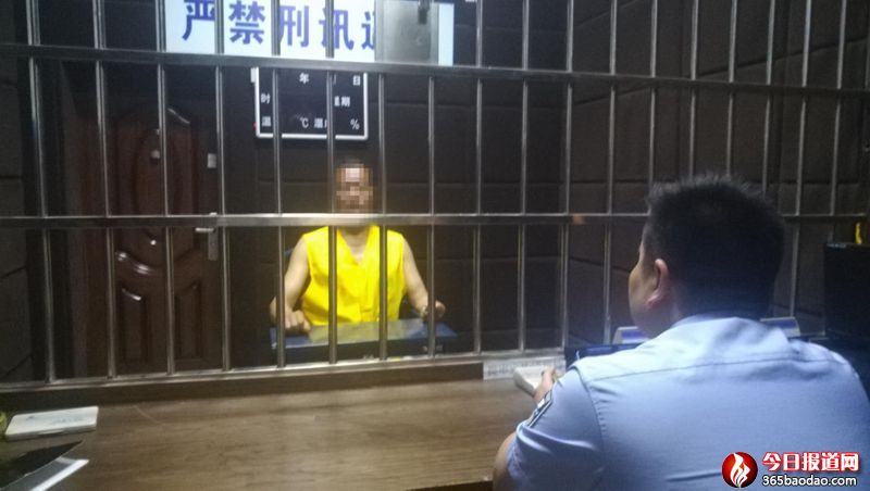 民警訊問(wèn)唐某3.jpg