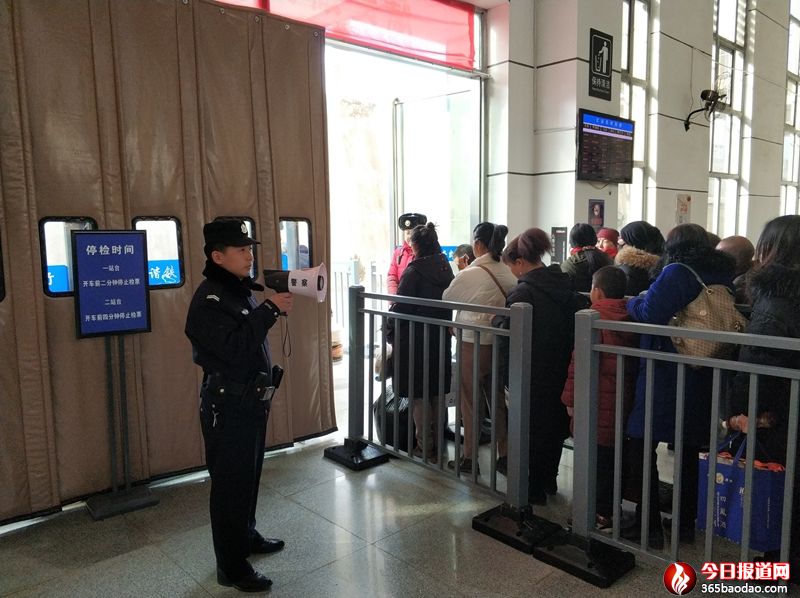 甘泉北站派出所輔警宣傳進(jìn)站秩序.jpg