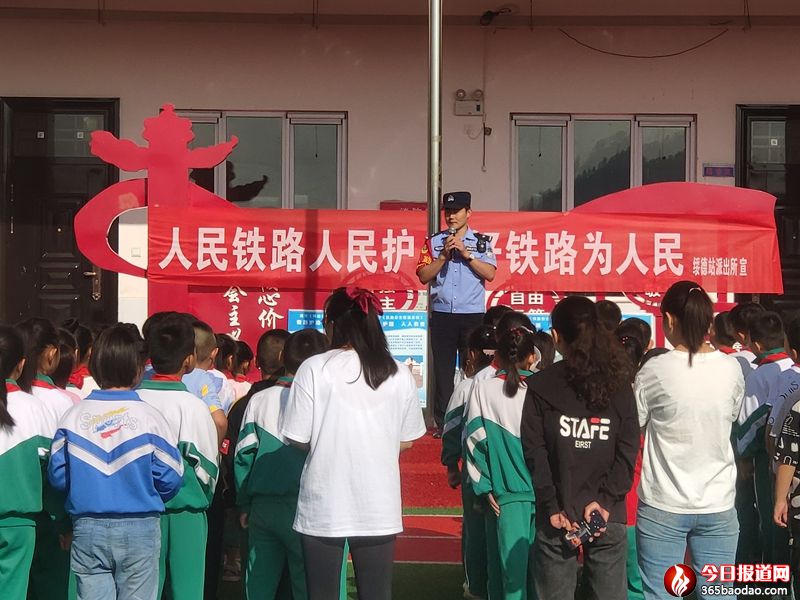 利用廣播講解鐵路安全知識.jpg