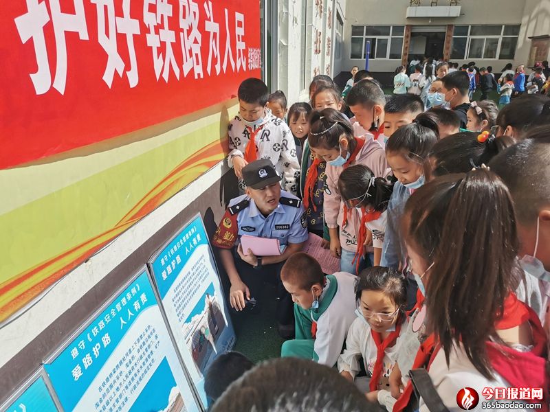 通過展板宣傳鐵路安全.jpg