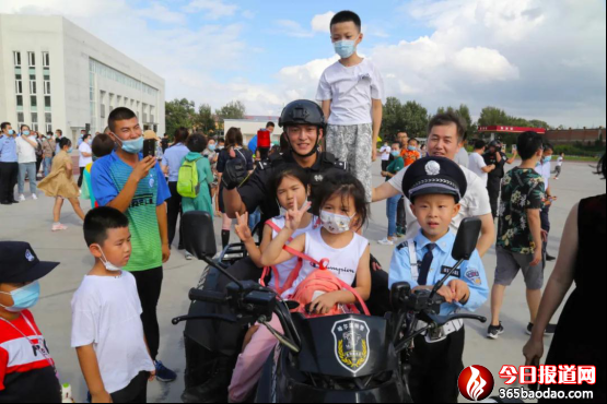 巡特警支隊(duì)組織開(kāi)展向人民報(bào)告暨警營(yíng)開(kāi)放日活動(dòng)689.png