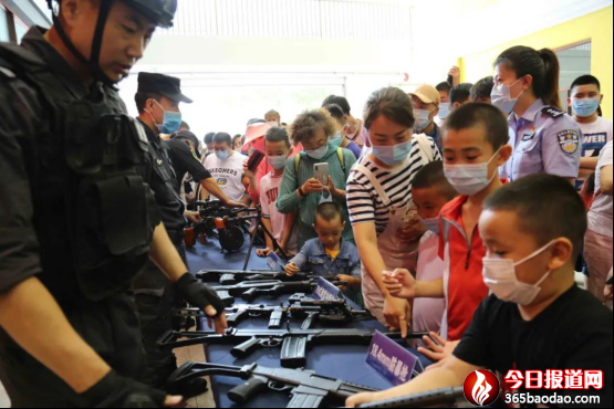 巡特警支隊(duì)組織開(kāi)展向人民報(bào)告暨警營(yíng)開(kāi)放日活動(dòng)255.png