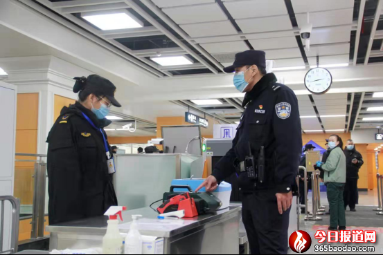 冰城公安兩萬(wàn)余名警力護(hù)衛(wèi)百姓平安過(guò)年1303.png