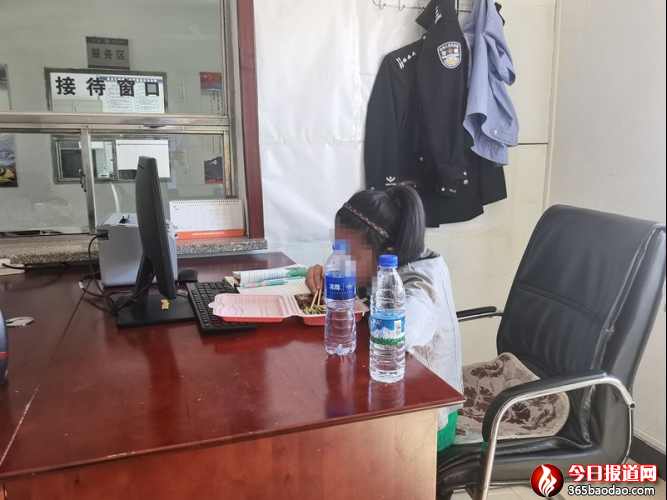 小女孩深夜無家可歸民警臨時當(dāng)“爹媽”994.png
