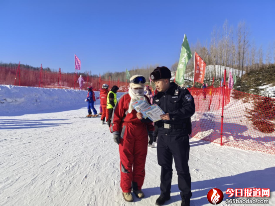 尚志市公安局走進滑雪旅游度假區(qū)開展打擊網(wǎng)絡(luò)謠言宣傳活動166.png