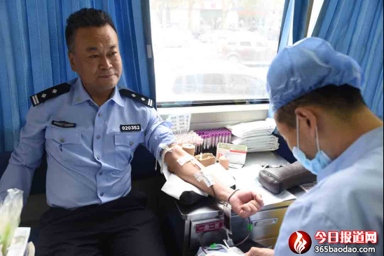 (定稿)滾滾熱血彰顯鐵警柔情——哈市公安機(jī)關(guān)組織開展無償獻(xiàn)血活動604.png