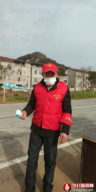 李天榮在葉河村卡點(diǎn)為有通行證人員檢測(cè)體溫.jpg