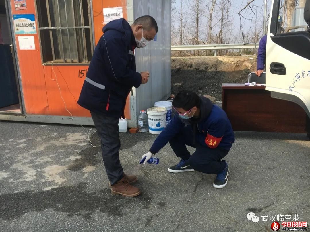 代鵬為進(jìn)出村灣人員消毒.jpg
