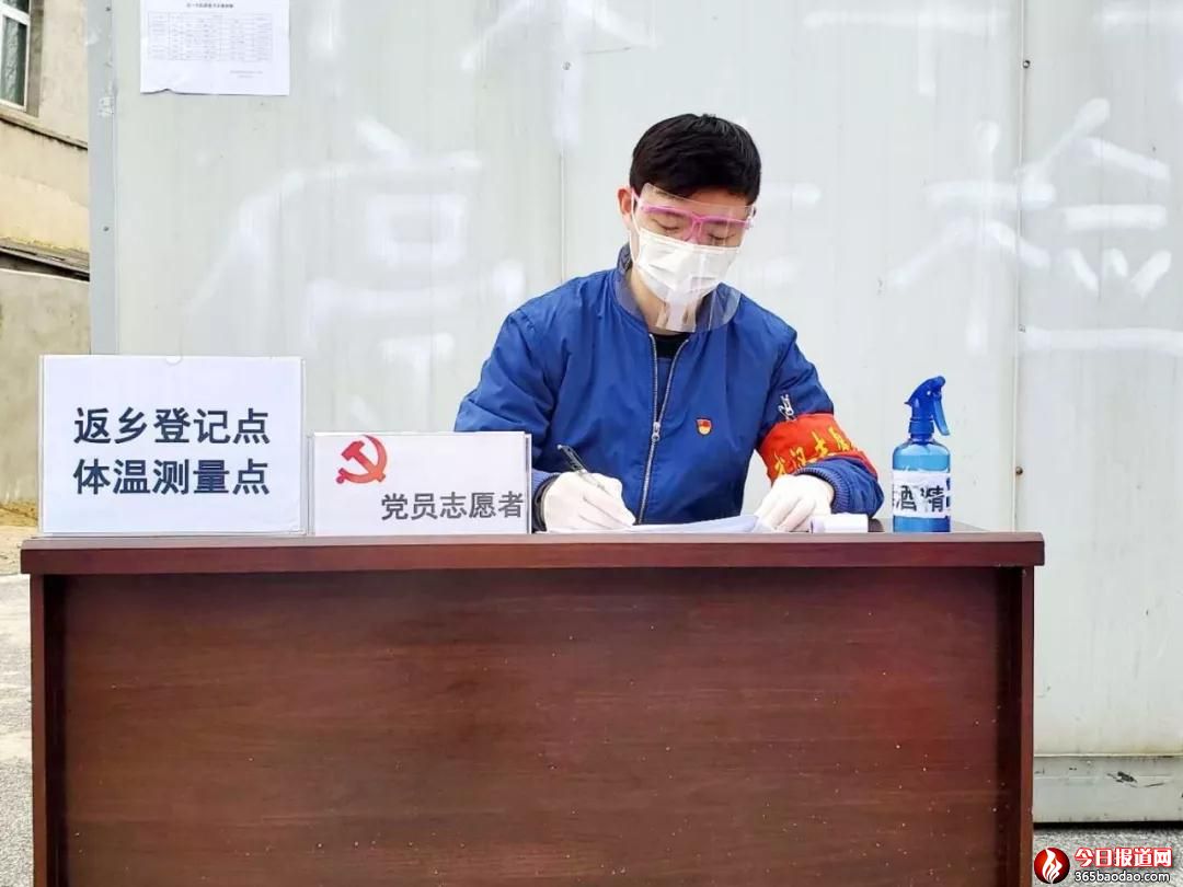 代鵬在志愿者崗?fù)ぶ凳?jpg