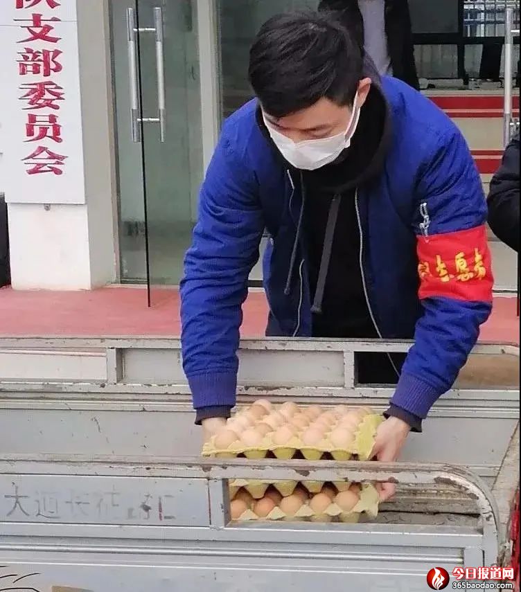 代鵬幫助居民購買生活品.jpg