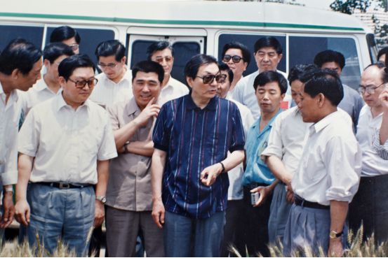 朱镕基在周口考察調(diào)研考察糧棉主產(chǎn)區(qū)農(nóng)業(yè)種植紀實848_副本.jpg