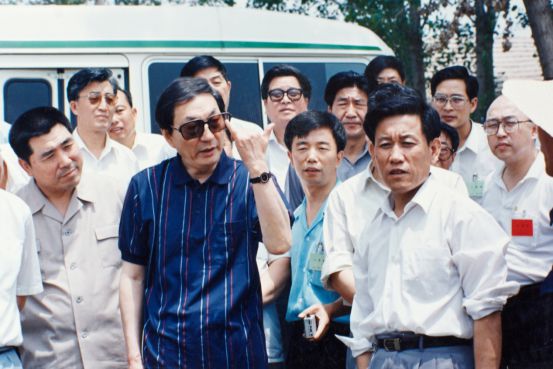 朱镕基在周口考察調(diào)研考察糧棉主產(chǎn)區(qū)農(nóng)業(yè)種植紀實477_副本.jpg