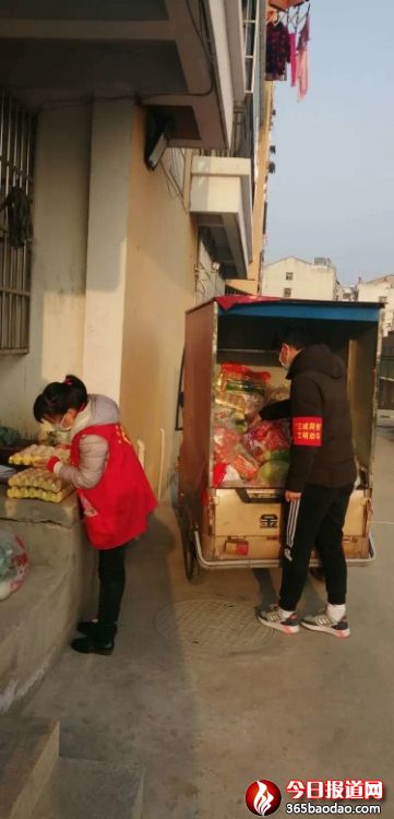三輪車從商場搬運物資.jpg