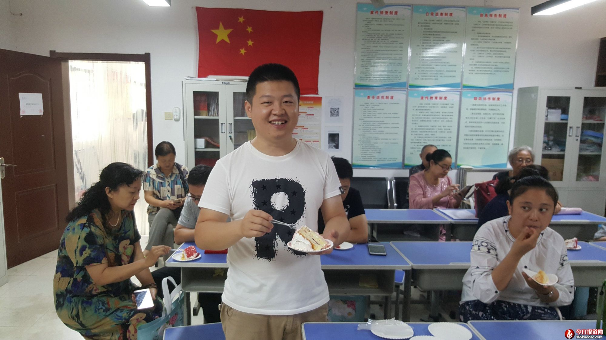河南省鄭州市金水區(qū)東風(fēng)路街道文北社區(qū)黨支部 慶“七一”黨員政治生日會(huì)新聞報(bào)道圖片 (2).jpg
