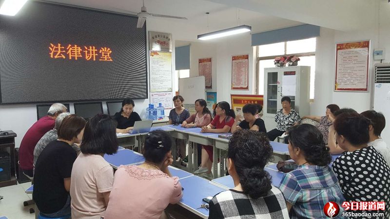 河南省鄭州市金水區(qū)東風(fēng)路街道文北社區(qū)“法律講堂進(jìn)社區(qū)”活動(dòng)照片 (1)_副本.jpg