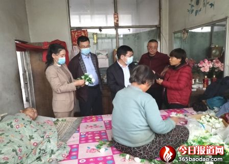 唐山市殘聯(lián)來遷西縣考察殘疾人家庭人造花加工項目454_副本.jpg