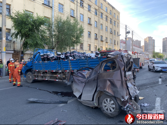 男子被困駕駛室 消防指戰(zhàn)員成功處置4車連撞事故(1)280.png